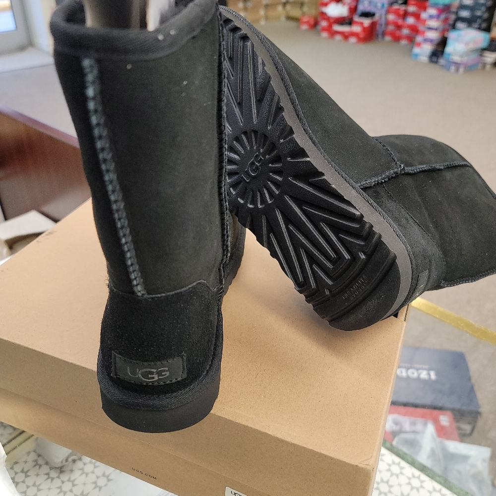 🎁UGG Ladies’ Classic Short II Boot